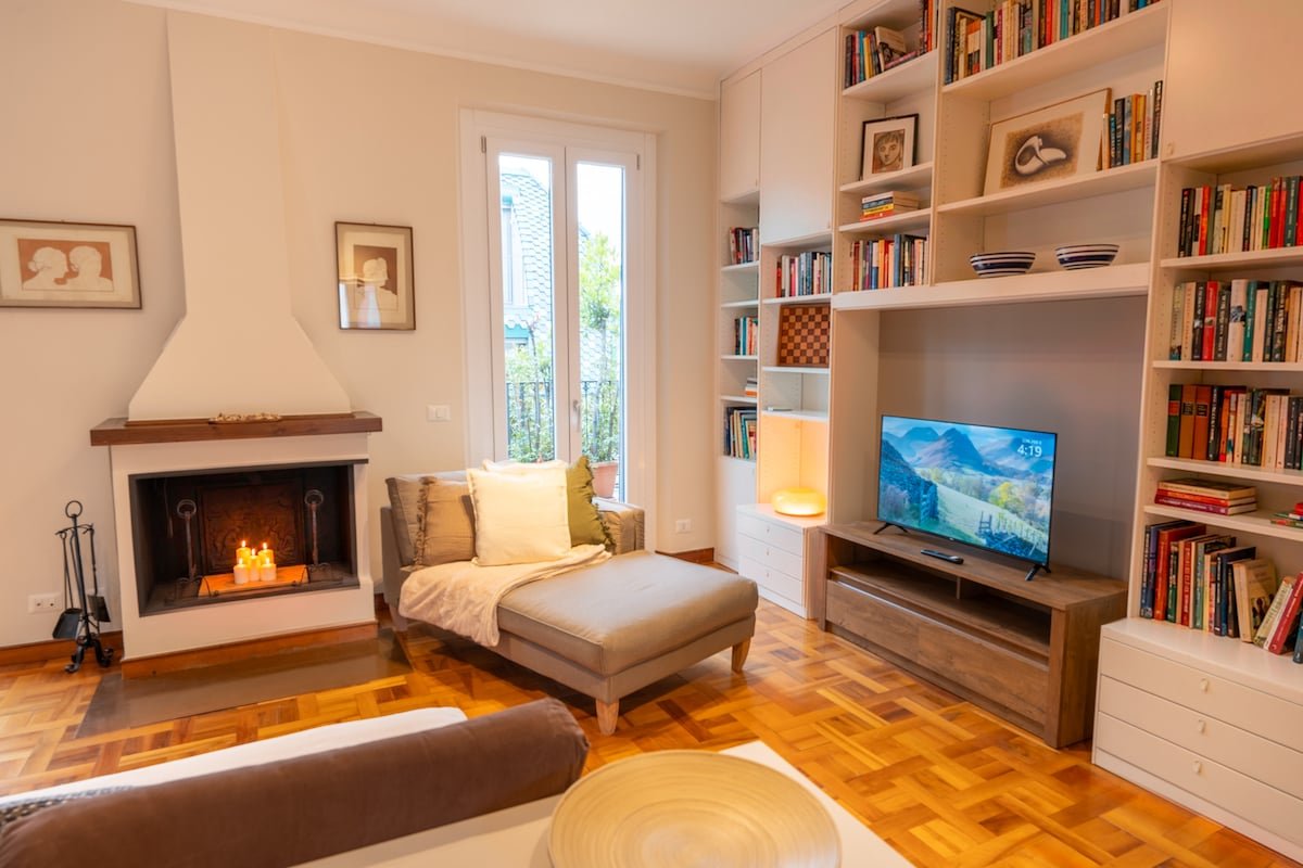 Siracusa apartment in central Milan, living room with historic fireplace